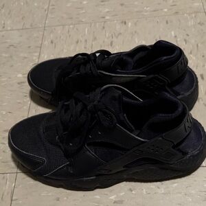 Huarache Sneakers Black Athletic Sneakers women’s size 6